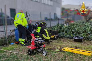 Centobuchi - Resta incastrato nella motozappa, liberato dai vigili del fuoco